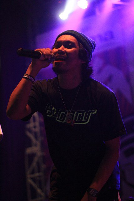 Hidup ini adalah film terbaik.

Azka <a href="/rocket_rockers/">Rocket Rockers</a> wearing tees <a href="/BloodsCloth/">Bloods Industries</a> on Bloods stage X BRI.

#bloodscloth