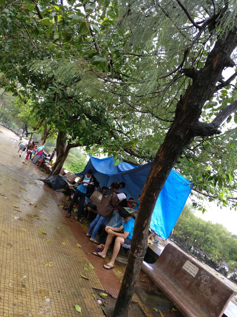 DevrajSanyal's tweet photo. Cm rain,hail,sun whatever these guys are always at it. #salute #will2learn #underprivilegedBUTovercharged #CarterRd https://t.co/5bzhhhYYFj