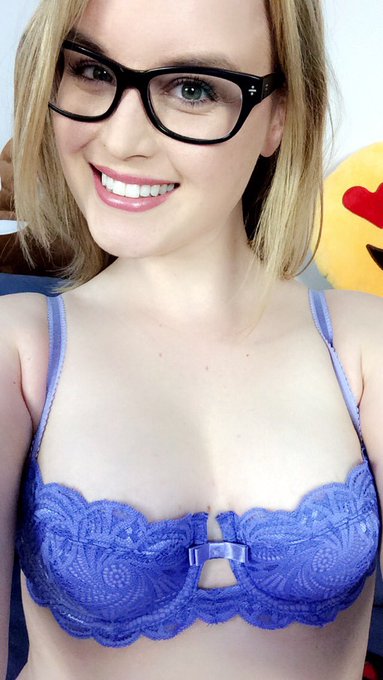 On MFC nowww! 😘 https://t.co/YTeljKbmk2 https://t.co/EzaKFmQ7pC