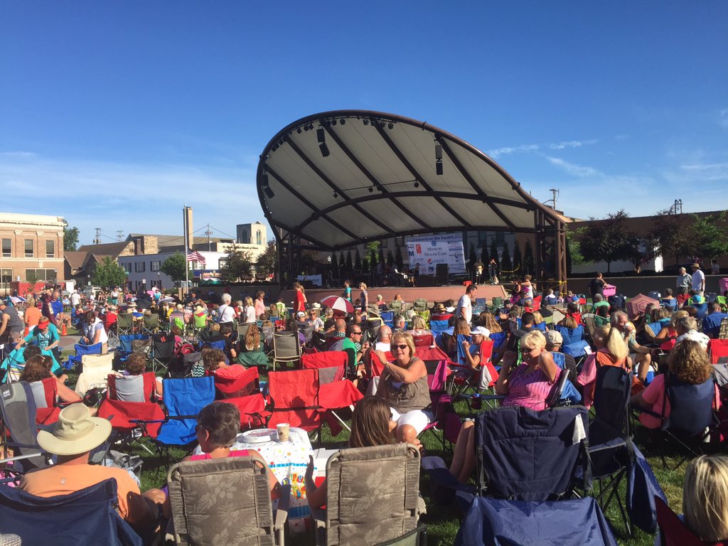 DawnPelter's tweet photo. Concert on the Square #JohnnyandtheMotones
Yes, that is me on the cover #onlydawn https://t.co/uRgKvgRt2K