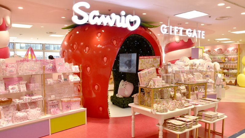 sanrio_news's tweet photo. 7/15（金）サンリオワールドギンザ2Fが一部リニューアルオープン！店内には巨大いちごのモニュメントをはじめとしたフォトスポットがいっぱい♪うれしいリニューアル記念企画も満載！詳しく→ https://t.co/X8u4TTeVeO https://t.co/4ykghGWQ3Z