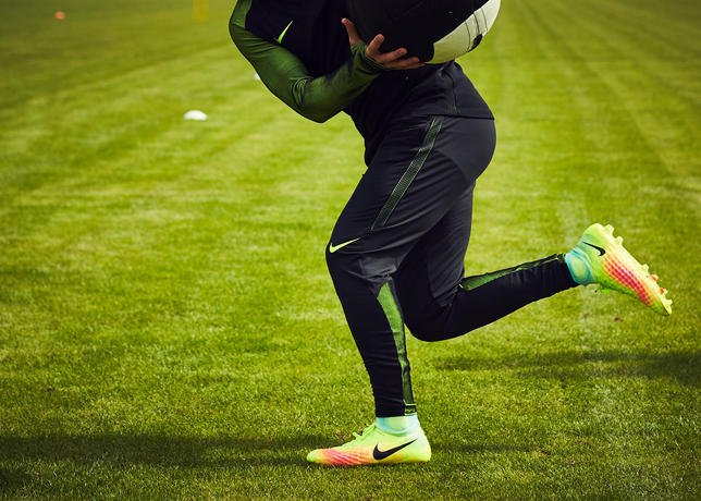 Что такое найк. Nike Futbol. Nike Magista. Бутсы на поле. Бутсы профессиональных футболистов.