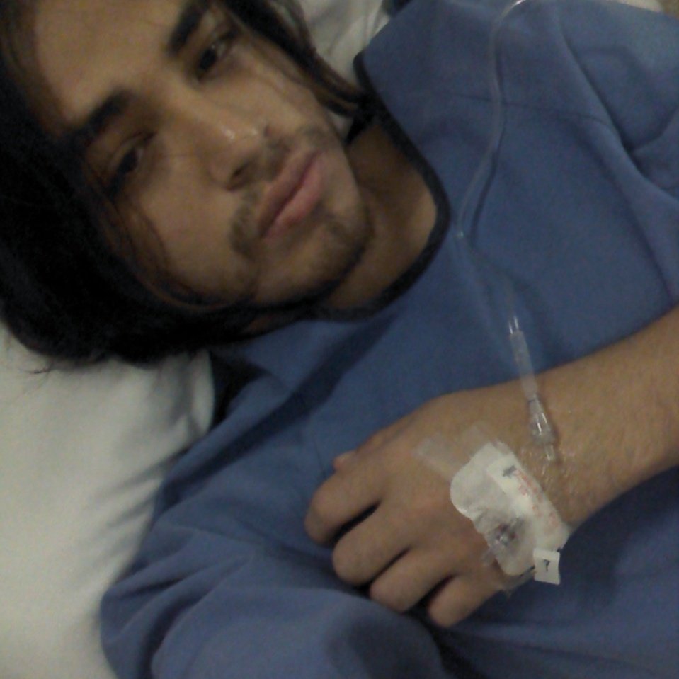 Horacetty's tweet photo. Antes y después del quirófano.
Me duele muchísimo.
Saludos a todos, amigos. https://t.co/bjZXaIYPks