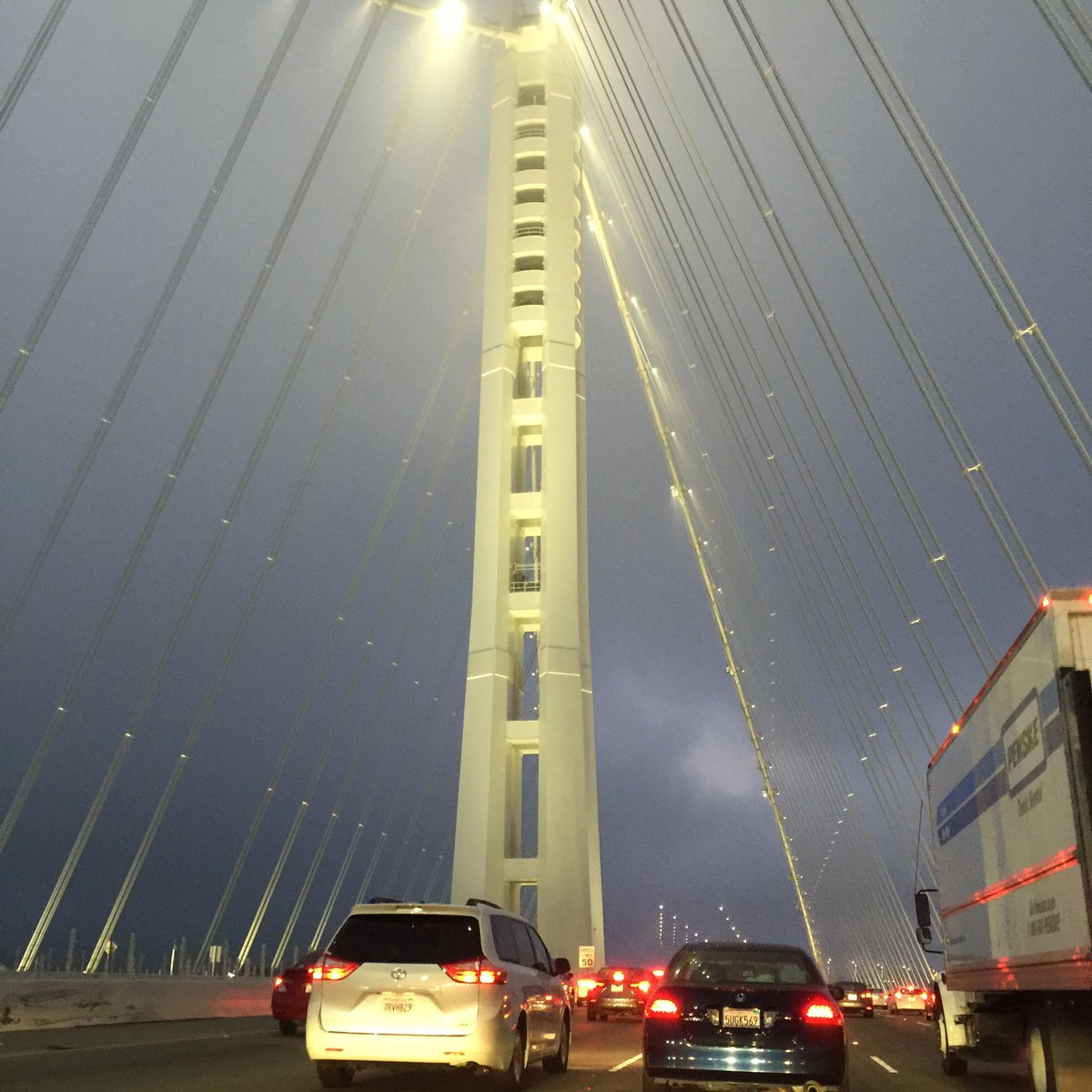 VKhamsouk's tweet photo. Night light. #SFbridge https://t.co/TZVa6FrFbV