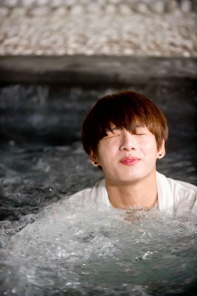 ARMY_CAMEROUN's tweet photo. Photos inédites de #Jungkook tirées de SBS Flower crew 💞💞 #11 https://t.co/MGL2DkXQAo
