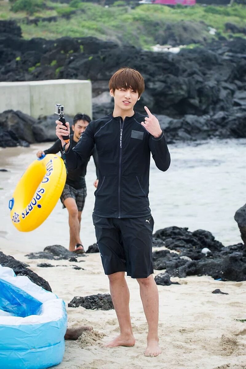 ARMY_CAMEROUN's tweet photo. Photos inédites de #Jungkook tirées de SBS Flower crew 💞💞 #12 https://t.co/ojBryiuYXm