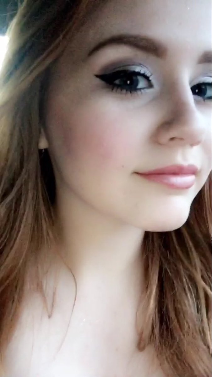 belleandrusko's tweet photo. Idk how I did my eye makeup so well that day, but I expect it often . #tbtoprom https://t.co/oknRCZDqBA