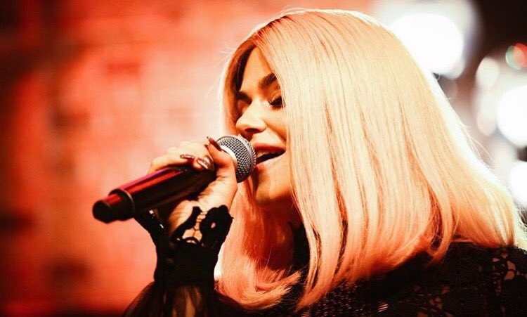 RoxyHazesFan's tweet photo. Roxeanne Hazes 🎤 #Paradiso #Amsterdam. https://t.co/zDAyAxyFvG https://t.co/IwnA7Mdprt
