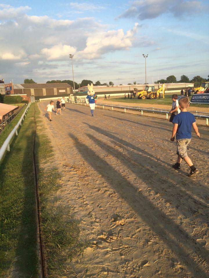 PeterBurrow1934's tweet photo. That was a great night @pborogreyhounds @FrogRacing1 @Princebuild @mickgeorgeltd @macmillancancer @theposhofficial https://t.co/twsY8CvrYB