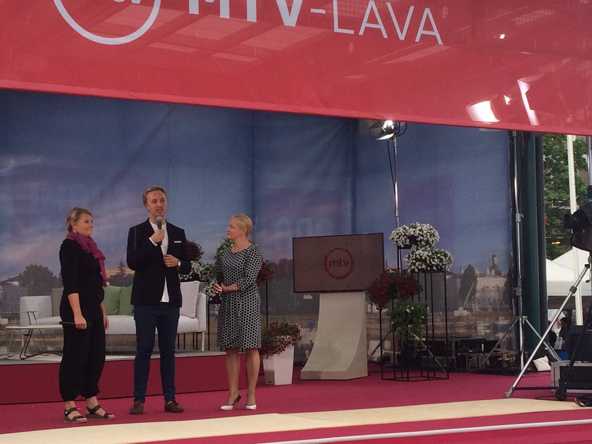 "Ei syömäkelpoista ruokaa roskiin" <a href="/IlmariNurminen/">Ilmari Nurminen</a> ja <a href="/Piianoora/">Piia-Noora Kauppi</a> : #hävikkilupaus #SuomiAreena @sinisuomalainen