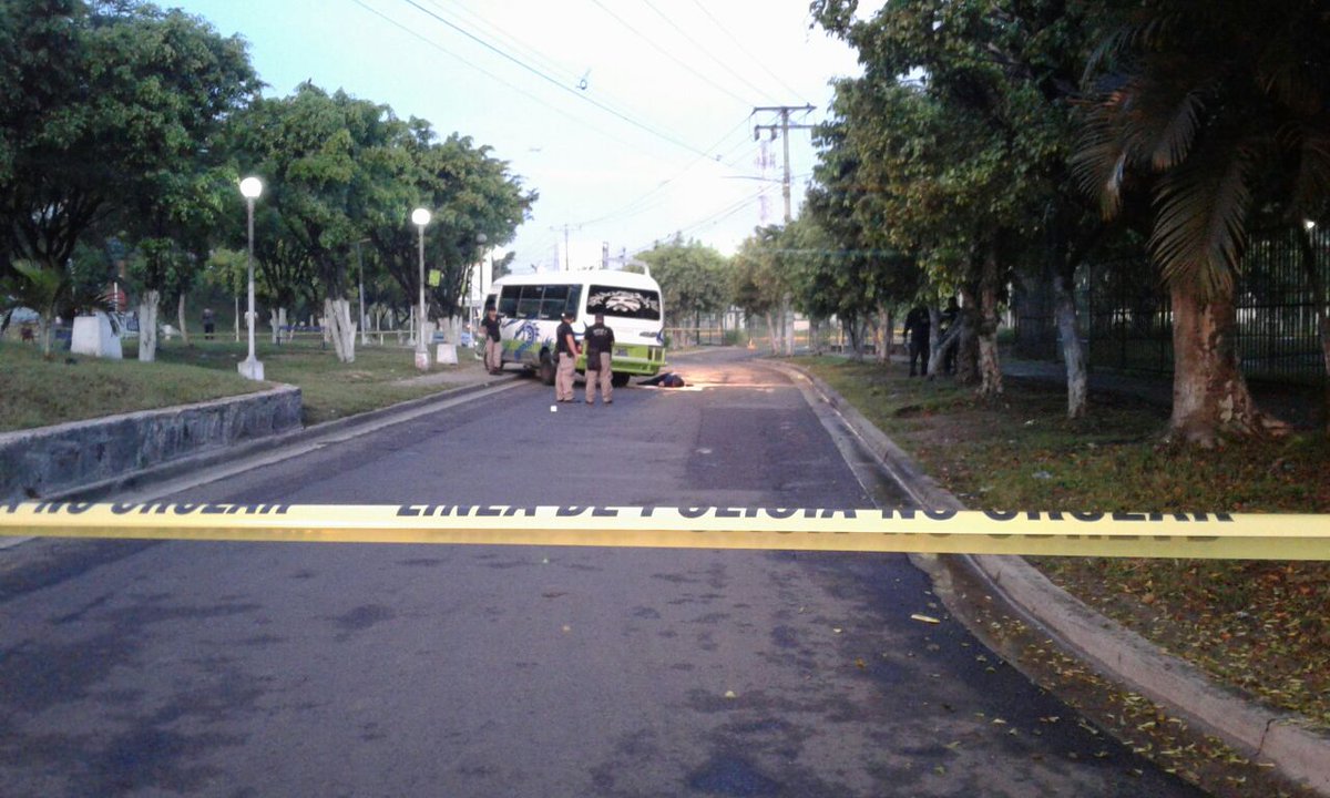 eportilloguardi's tweet photo. El hecho se registró en las cercanías de unicentro soyapango, es un microbus de la ruta 41G @OrbitaTV @LaPagina https://t.co/9xfJvXBsAm