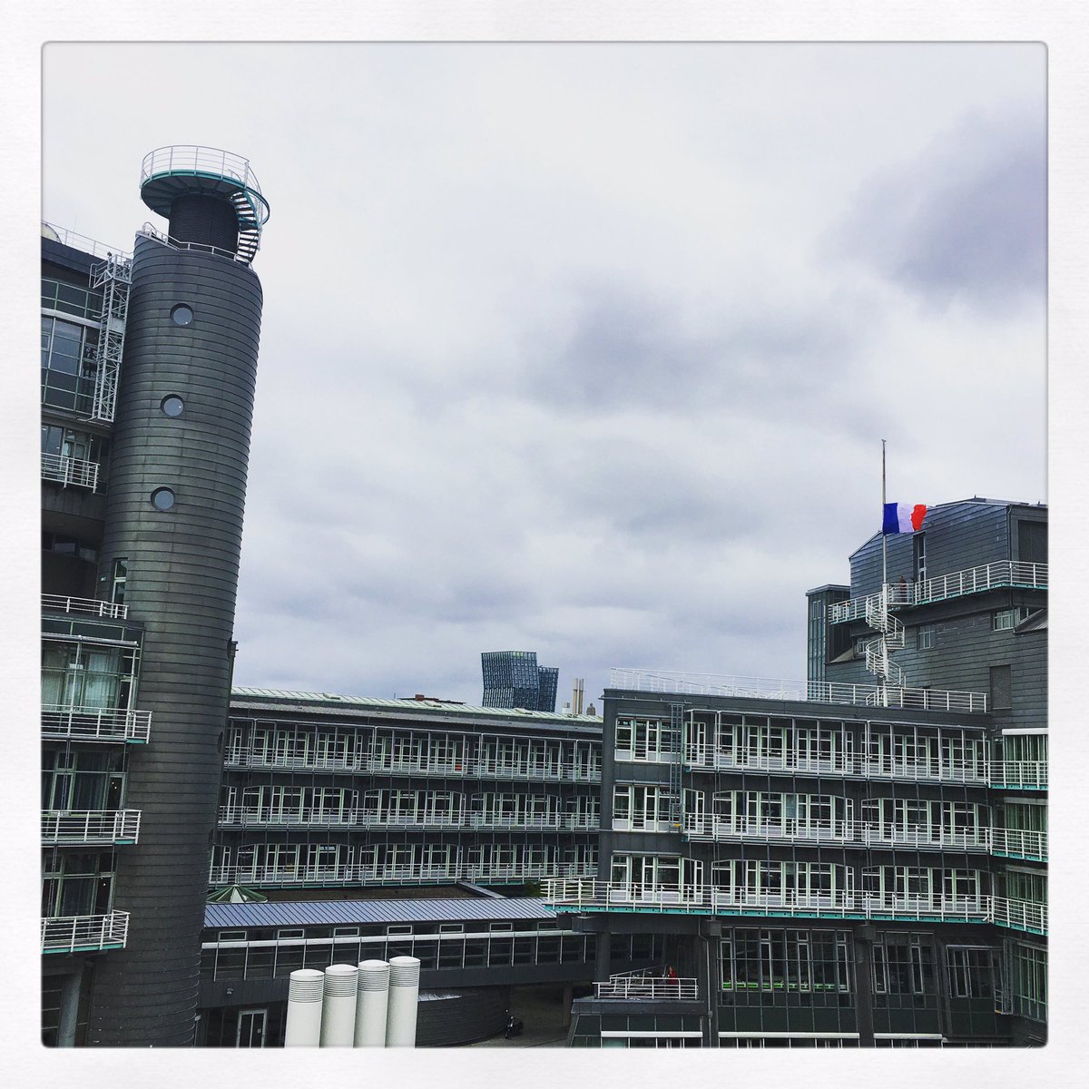 marius_buhl's tweet photo. .@grunerundjahr hat die französische Flagge gehisst. 🇫🇷 #ItsTimeToBeNice #Nizza https://t.co/QVnAm1Y4iS