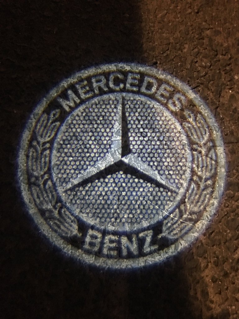 Nice touch...the courtesy light as you step out, on our ride for the week at #TheOpen <a href="/MercedesBenz_SA/">Mercedes-Benz South Africa</a>