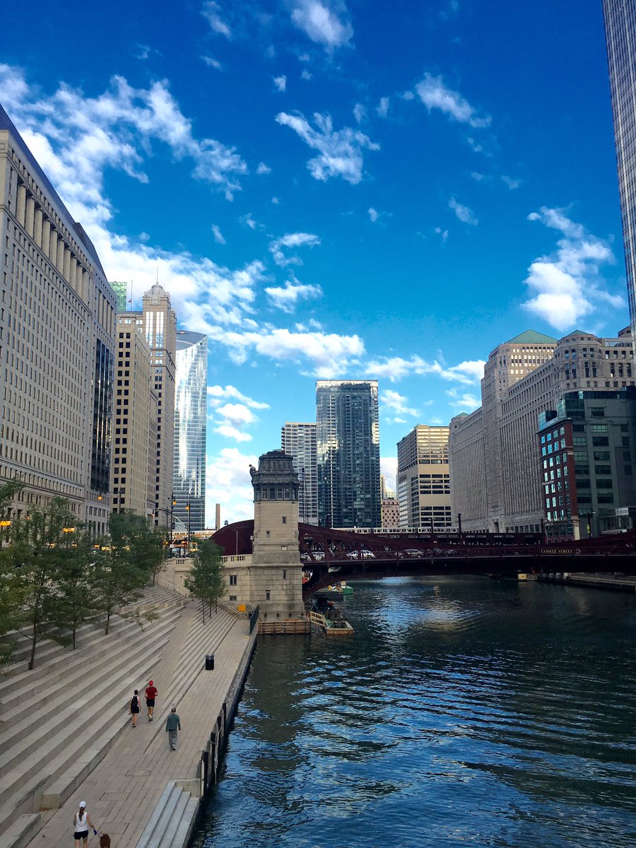 Emjay1028's tweet photo. Beautiful morning, #Chicago Wishing I had #running gear! PS I miss my @DunkinDonuts large iced! #ViewFromMorningWalk https://t.co/Xta4g7Fl1H