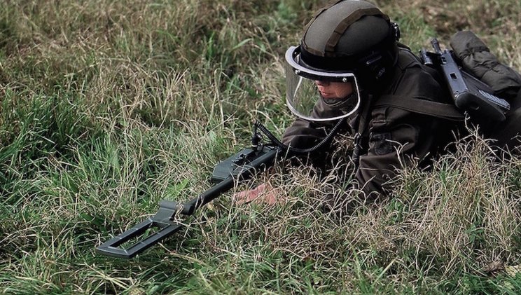 Defence24pl's tweet photo. "Kompaktowy" wykrywacz min trafi w ręce czeskich saperów | @Defence24pl #Czechy #MIMID  https://t.co/GRKot80Nci https://t.co/b1bJHpeUp4