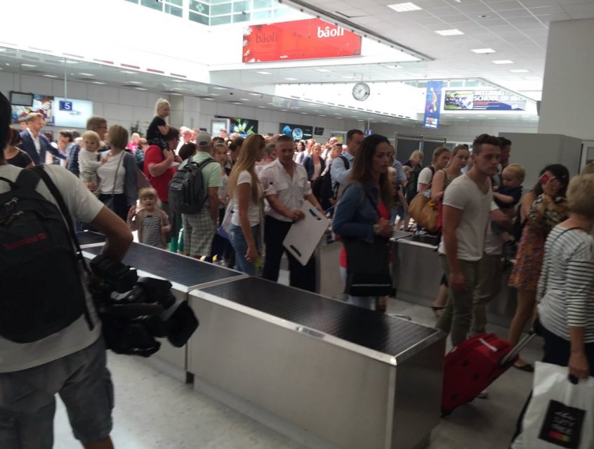 ситуации в аэропорту. эвакуация в казани сегодня. эвакуация аэропорта. эвакуация аэропорта. туристы в аэропорту.