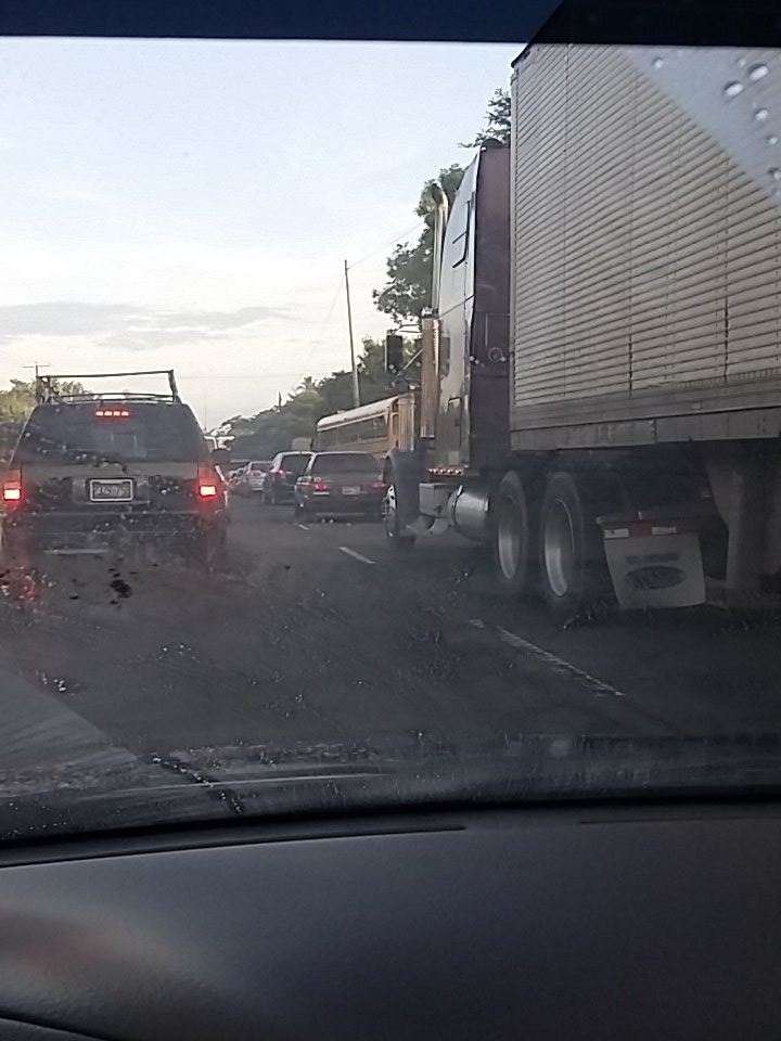 GasNRoad's tweet photo. #TraficoSV Complicado en carretera de Oro a la altura de Soyapango hacia el occidente  Via @Tigredelamazona https://t.co/lftzBgcIDp