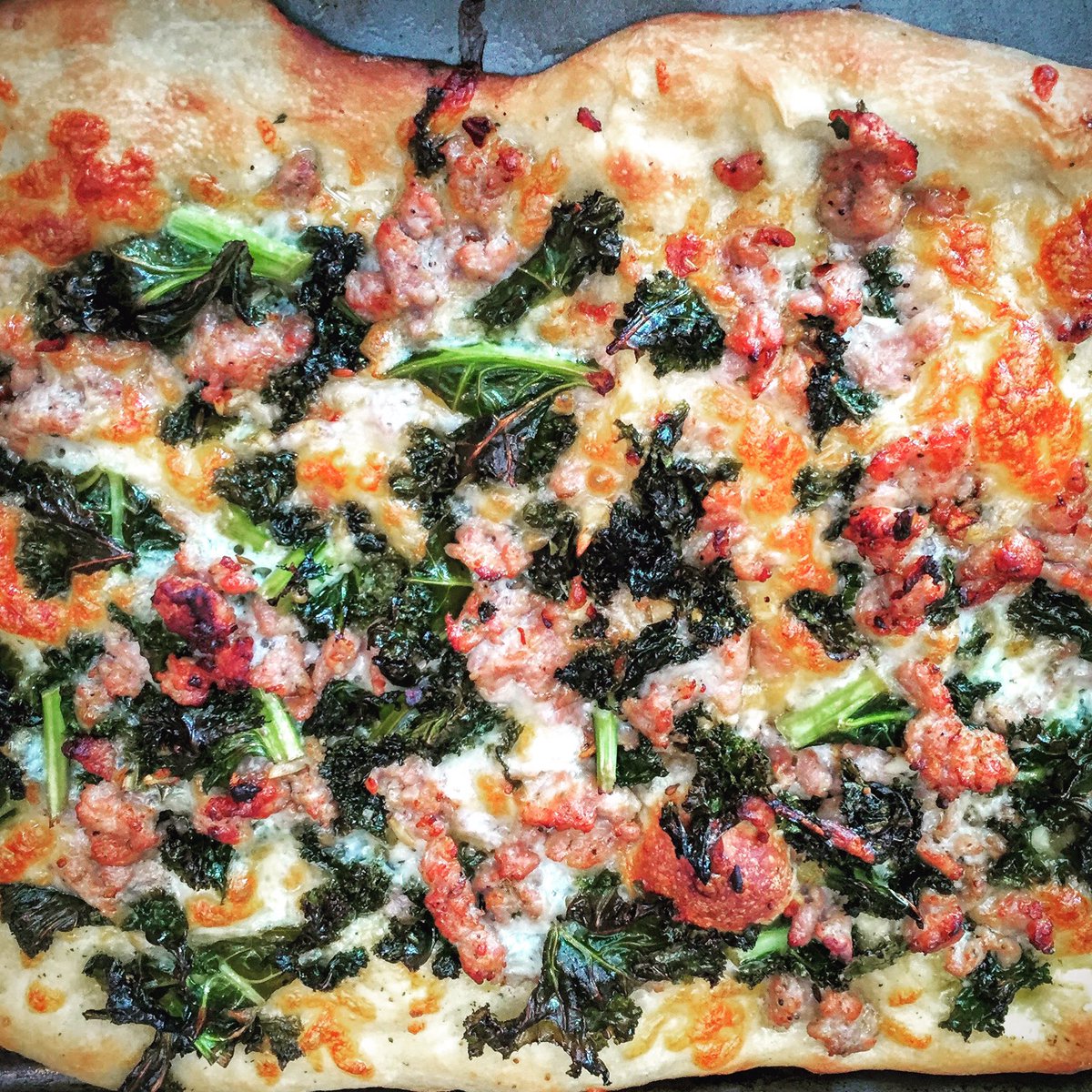 oliandve3's tweet photo. sausage,kale, fresh garlic, red pepper flakes #pizza #tuscanherbinfusedoil #oliandve #butteroil #readymadepizzadough https://t.co/aIhj8ljFnC