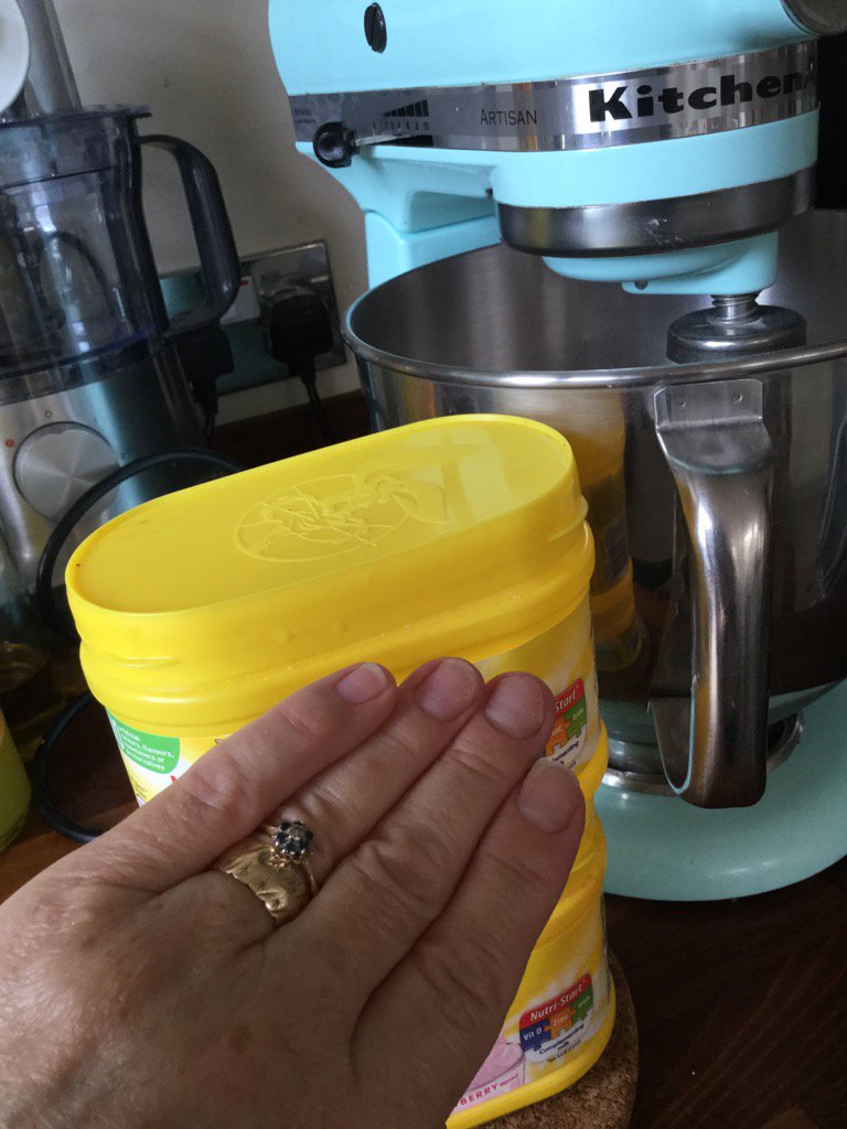 janetgbfan's tweet photo. Covering up the Brand name going in my bake#Sundaybakeclub this weekend #Girlpowerweek #Womenbakers @SundayBakeClub https://t.co/s6wP3TFZVu