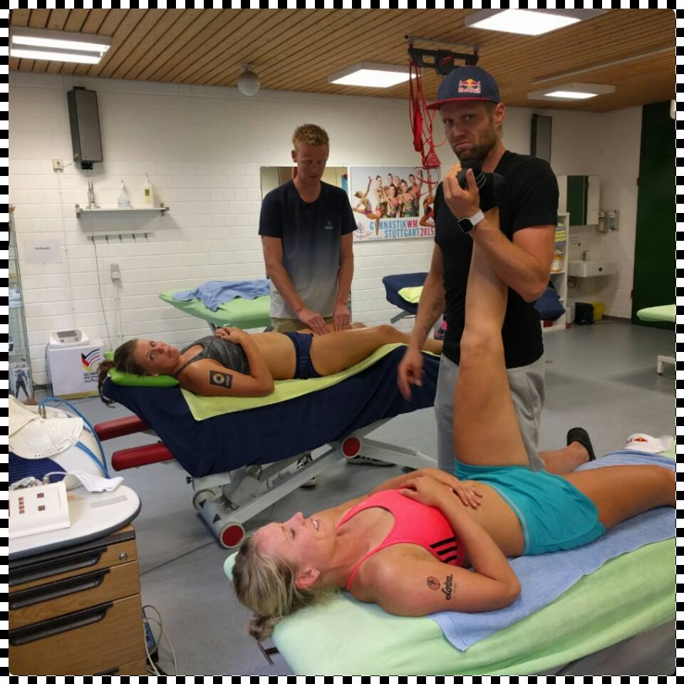 Want to know why @BorgerBuethe enjoying a massage by <a href="/BrinkReckermann/">BrinkReckermann</a>? Answer coming soon on @SportDE_TV! #Wirfuerd