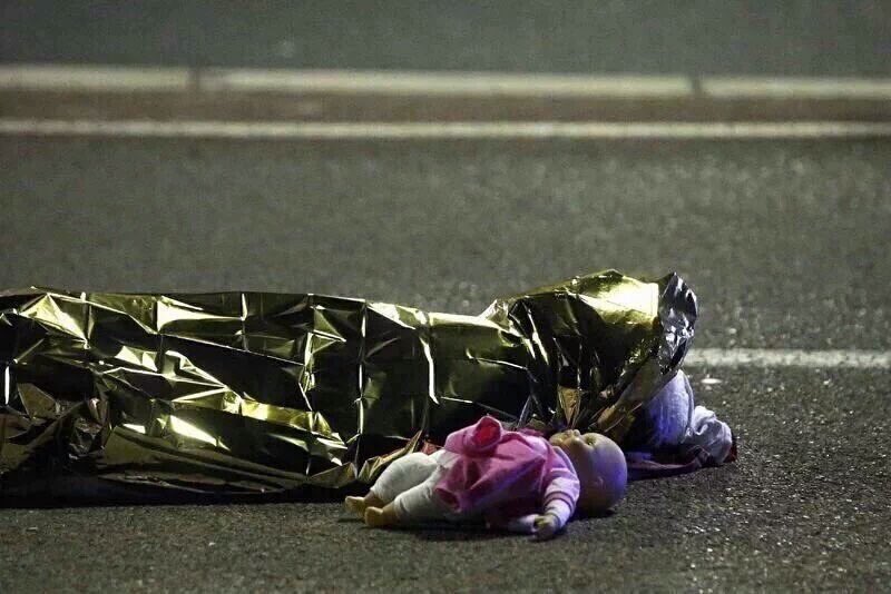 Hâla ama böyle, ama şöyle....Bir çocuğun ölümünden daha fazla can yakan, kalp kanatan ne olabilir.??? #PrayForNice