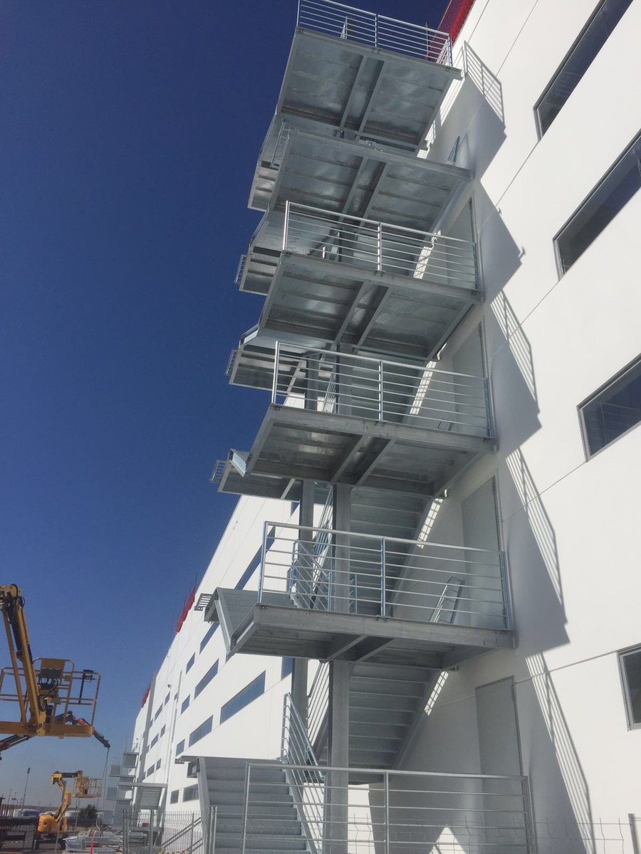 FernandezPeno's tweet photo. Fabricación, suministro y montaje de 4 #escaleras de #Emergencia de 17 metros de altura para nave #Amazon https://t.co/Agzain4GpN