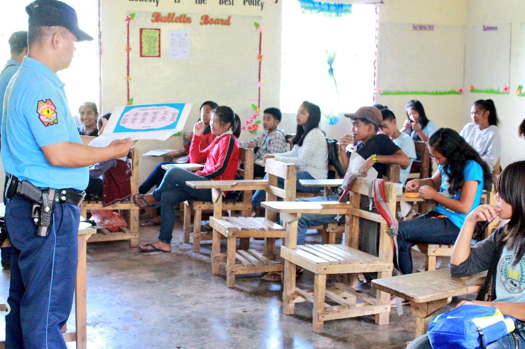 PNPSadanga1's tweet photo. Room-to-room Anti-Illegal Drugs Campaign by SPO2 Pangod &amp; PO1 Kawi at Saclit NHS @comila_cornelio @RDPROCordillera https://t.co/7vkCJonMkI