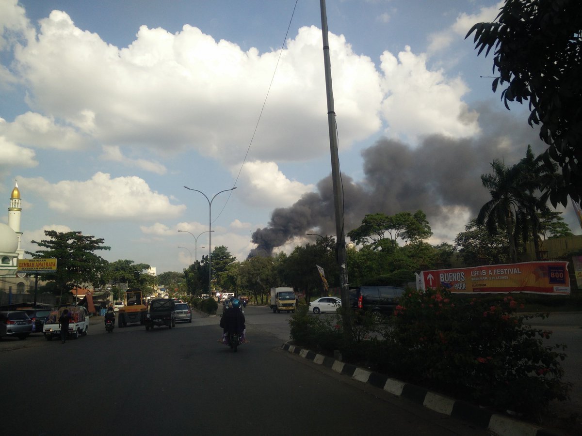 vendra_billy's tweet photo. Kebakaran di dekat Bebek Kaleyo, ada yg tau lokasi pastinya? @ZonaTangsel @InfoTangsel @forumBSDcity @deLatinosBSD https://t.co/XlKGXXGphz