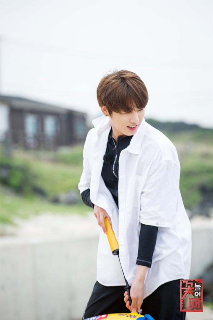 えり子 Twitterissa グクと海行ったら めっちゃ張り切って浮き輪膨らませて眩しい笑顔振りまきまくるから 周りのギャルがグク のこと逆ナンしようとしてきてこっちは気が気じゃない でもグクは私しか見てなくて彼の腹筋を独り占め 夏 完 Btsで妄想