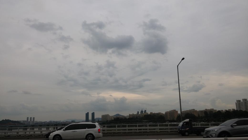 한남대교서 본 하늘인데  구멍난거 같아 신기해~