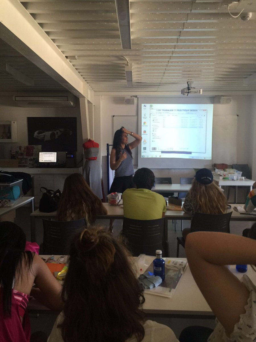 campus_moda's tweet photo. Comienza la jornada con la charla de @FAD_es. Nos hablan de canones de belleza | #campusmoda https://t.co/MZKA63PZcS