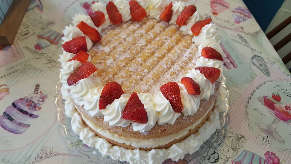 BUTTERMARKETIPS's tweet photo. Hungry? This strawberries &amp; cream cake might persuade you to make a pit stop at @JaCeys2Go.... https://t.co/30azRG8hOX