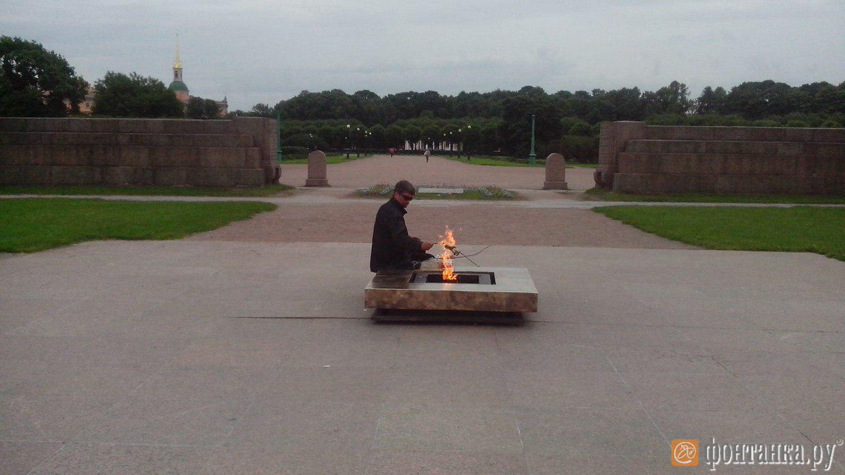 Police in St. Petersburg are looking for a man seen grilling shashlik over an eternal flame fontanka.ru/2016/07/15/067…