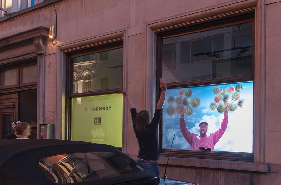 Hoppa, get it while it's hot! #interactive #projection /w @WalkieTalkieBE and <a href="/HelloFarmboy/">Farmboy</a> bit.ly/29VmalN