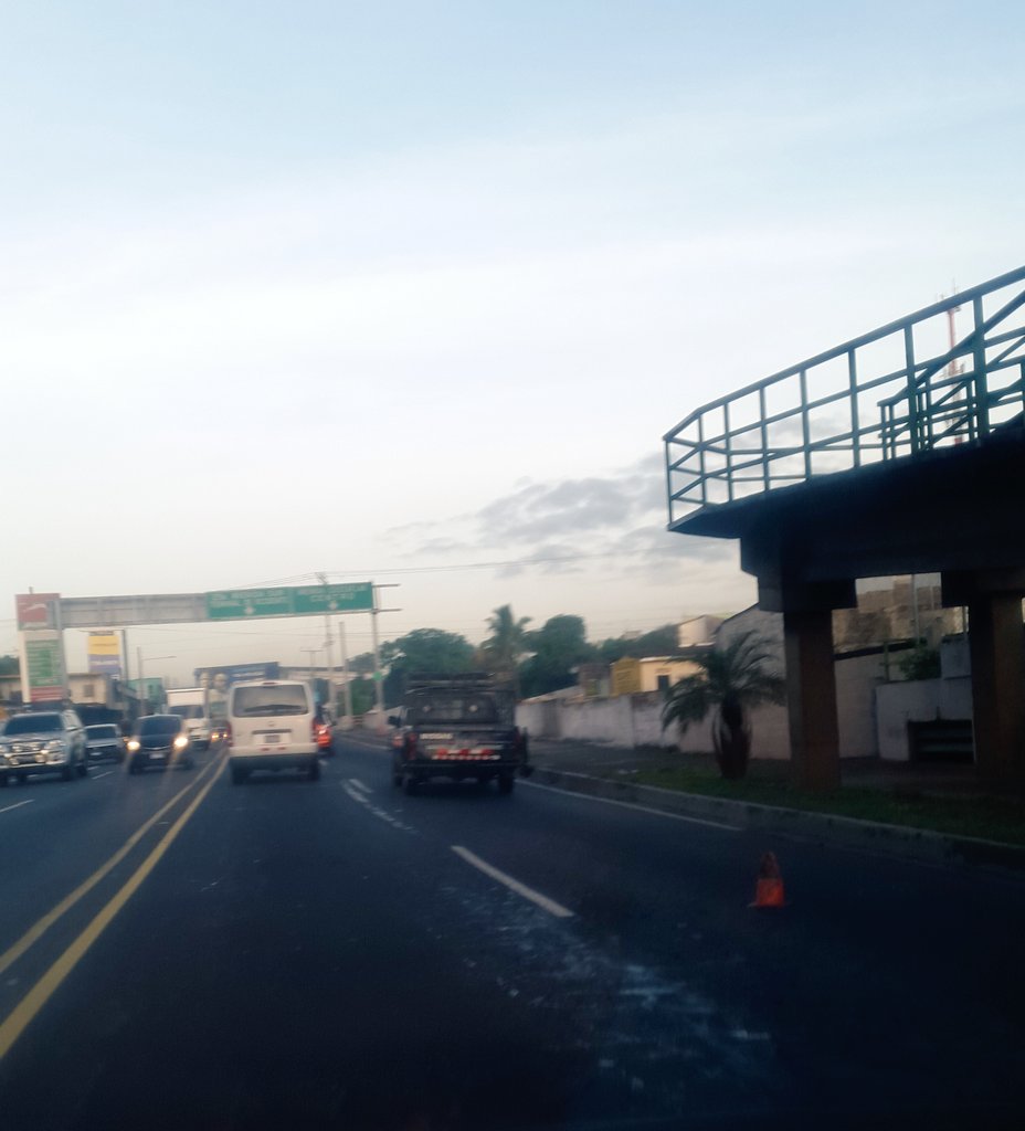 GasNRoad's tweet photo. Carros quedados en el Blvd. Venezuela antes de llegar a la Iglesia Candelaria. #TraficoSV  Via @radio102nueve https://t.co/HULREli90B