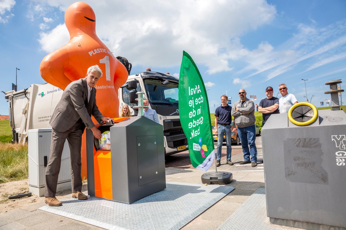 Stadsbeheer010's tweet photo. Eerste ondergrondse #perscontainer voor plastic&drankenkartons geplaatst In #HoekvanHolland. https://t.co/rAUinXRGXW https://t.co/L5n0QiIwmN