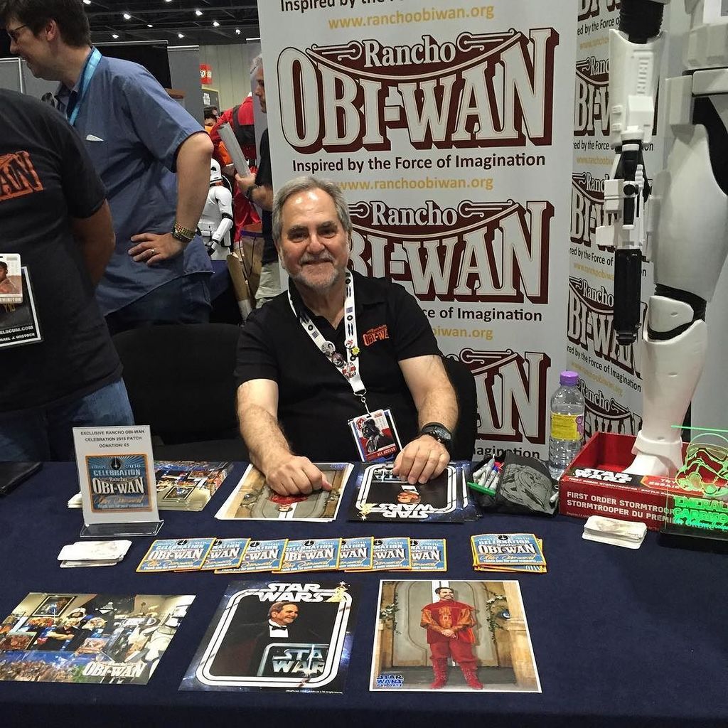 JediNewsNetwork's tweet photo. #stephenjsansweet is on the #4clubs1force booth in the south hall signing and meeting fans… https://t.co/ZjucwyINHd https://t.co/1T6vsQ90Mi