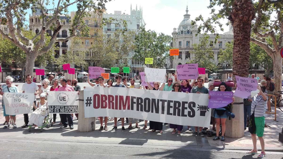acampadavlc's tweet photo. Aquí en València para despedir a la #CaravanaAGrècia #PasajeSeguro @SafePassageVlc #ObrimFronteres #Refugiats #VLC https://t.co/O4XiJlMvvi