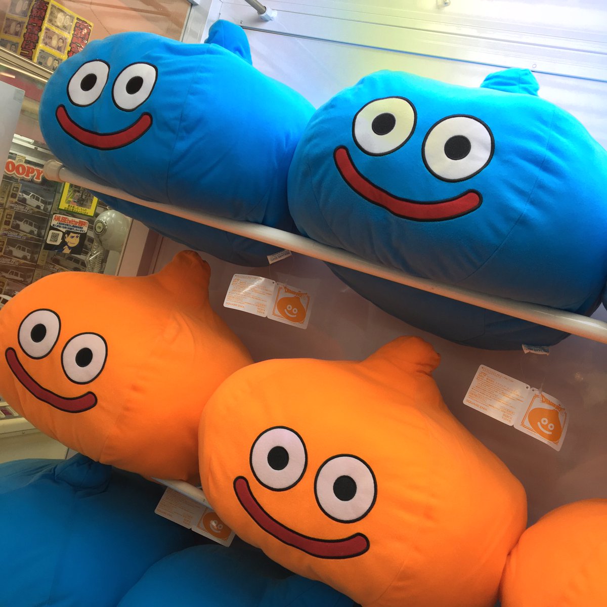 万sai堂大曲店プライズ Twitter वर スライム スライムベス の ビッグぬいぐるみが 登場した 愛され続けて30周年 超ビッグサイズのスライムぬいぐるみです スライムの大きさは実はこれくらいなのでは ドラクエ Dq