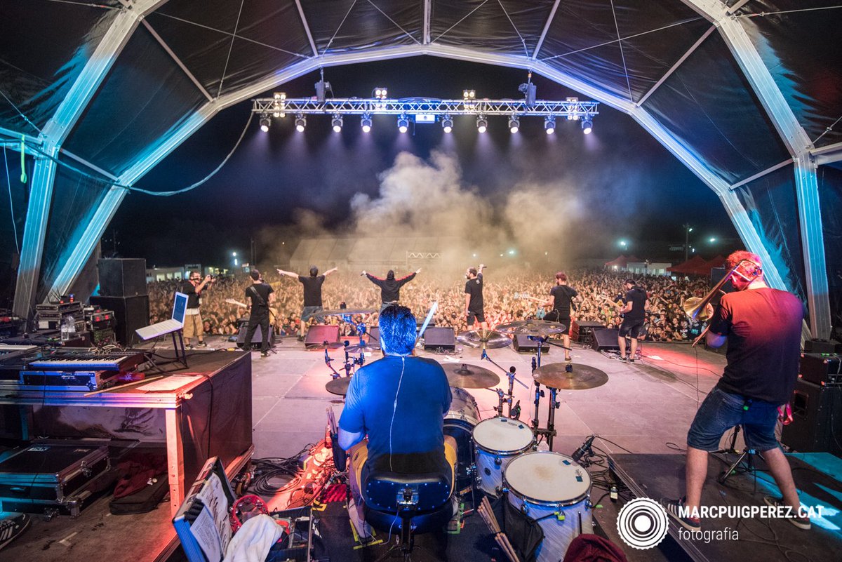 marcpuigperez's tweet photo. 📷"Elegiré, elegiremos, volar, volar" @laraizband ahir a l' @acampadajove #AcampadaJove2016 https://t.co/wYo2MnC6q1