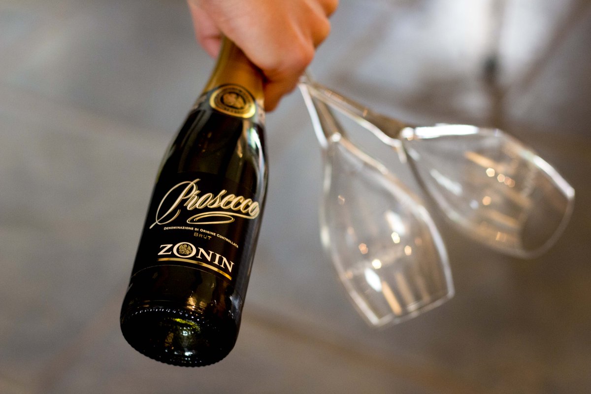 Friday Night with amazing food, live music, Prosecco &amp; cocktails! Book your table at rgn.bz/rq5I