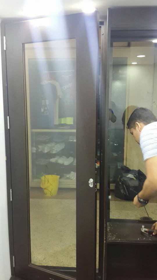 MileniumCuisim's tweet image. #BuenViernes puerta principal y vitrinas, cc. doral baral caracas @MileniumCuisim