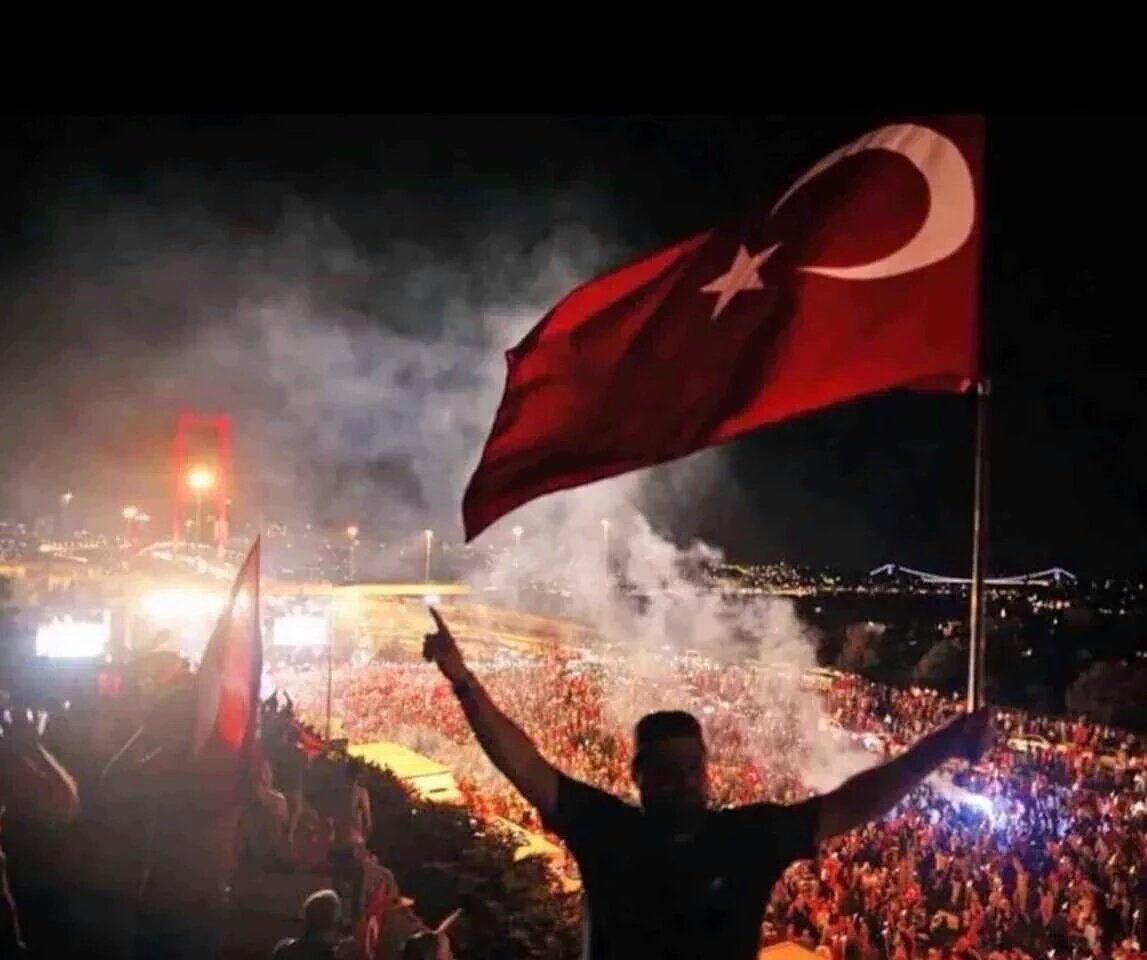 Kan dökmeyi seven bir millet değiliz
Ancak söz konusu vatansa
Dünyanın şahdamarını keseriz
#OgünküGibiMeydanlardayız