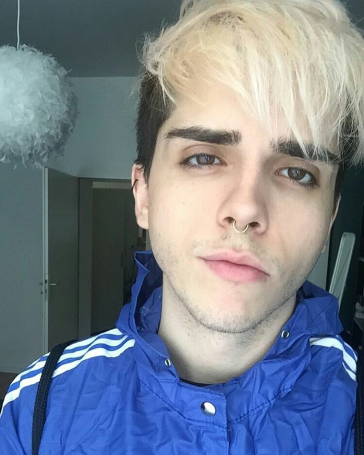 y'all be nice human beings and RT this for a new kid! new but not new to rp/fl, ya know how it goes! and also hmu! 💖