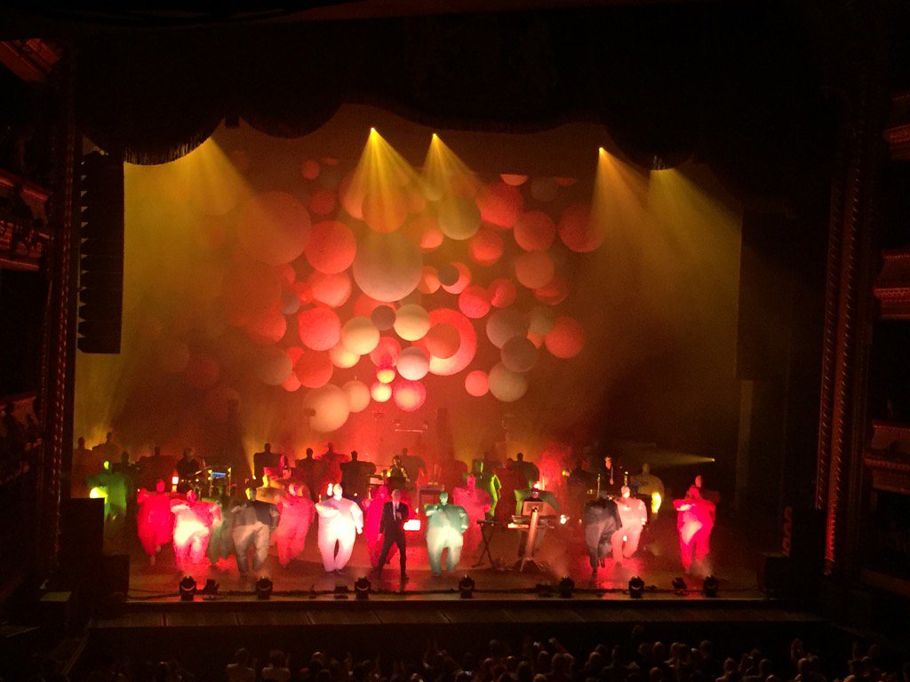 Best use of inflatable dancers ever.....<a href="/petshopboys/">Pet Shop Boys</a> #InnerSanctum
