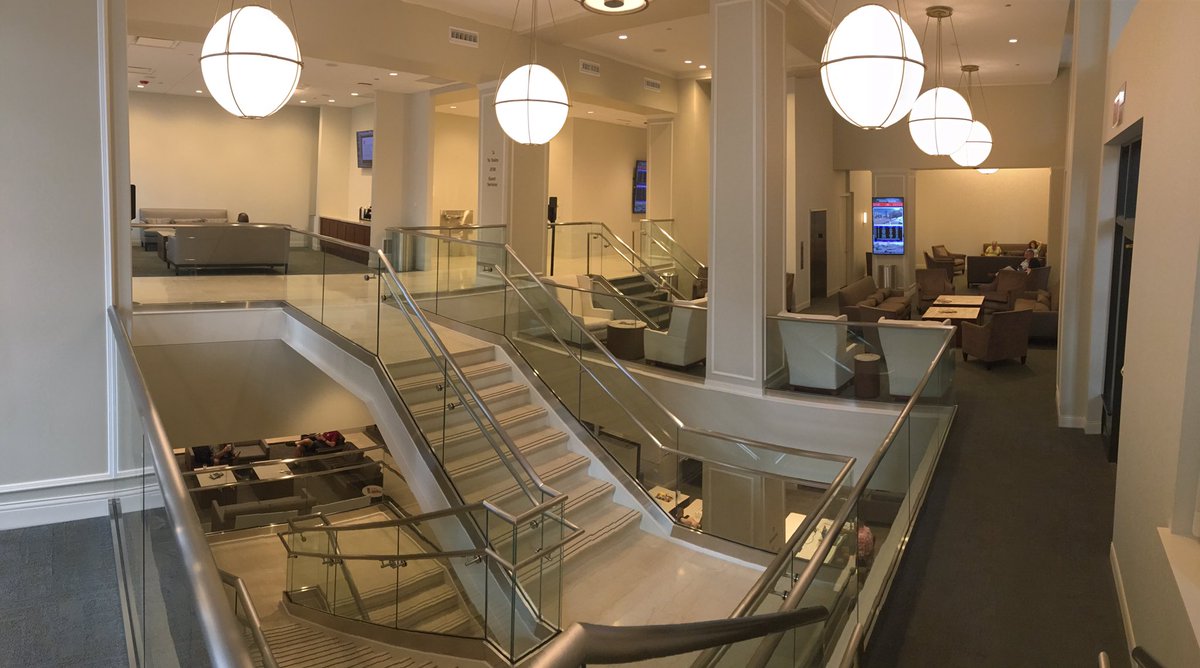 loucapwell's tweet image. Upstairs at the @Amtrak metropolitan lounge in Chicago. Biz class gets you in the door- super worth it. #trainstuff