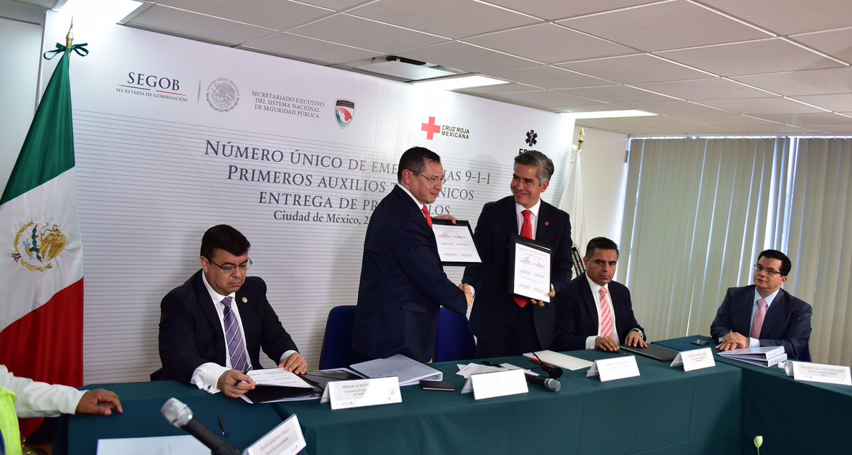 SEGOB_mx's tweet photo. El #SESNSP y @CruzRoja_MX firman protocolos en materia de primeros auxilios telefónicos 911 https://t.co/b0hlQ8y4SI https://t.co/axZP66Noap