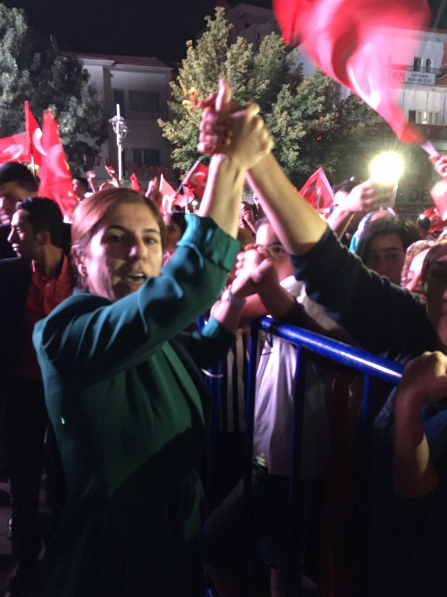 IlknurInceoz's tweet photo. TÜRKİYEM!
"Sen bir devsin, yükü ağırdır devin
Kalk ayağa, dimdik doğrul ve sevin..!!

 #OgünküGibiMeydanlardayız https://t.co/ly8Dw7WEWr