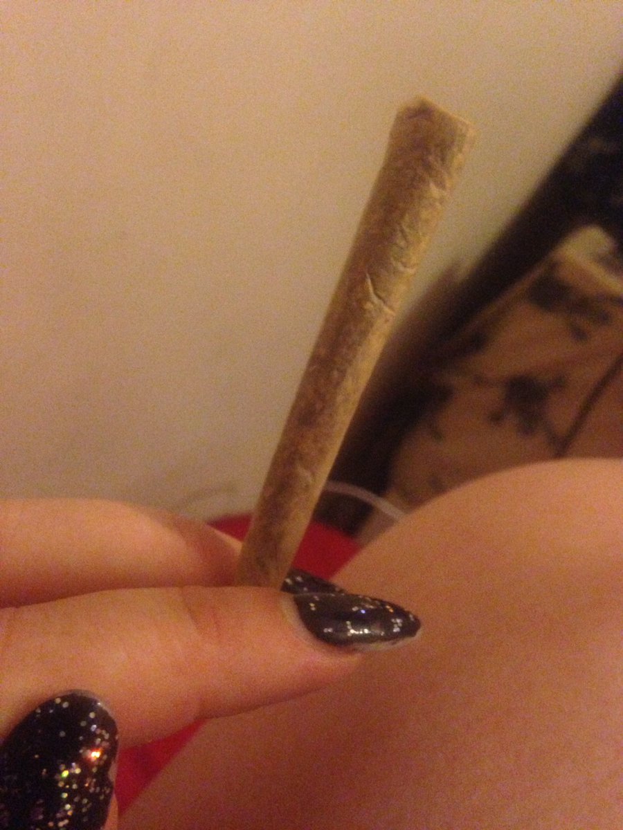 Harleys_Sin's tweet photo. Chillin like a Villain this Friday night 😉☺️💚💨 #stoner #stonerchick #weed &amp; #tits #perfectjoint #maryjane #joker https://t.co/GfvE959jfi