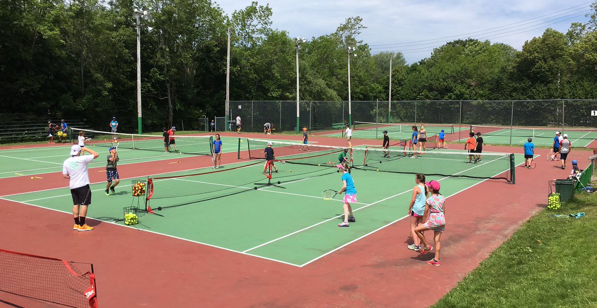 TennisNovaScoti's tweet image. 28 kids on 2 courts, fast mini matches and games, having a blast! @cromartytennis #summerfun